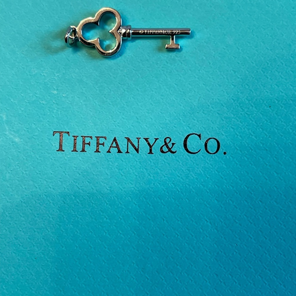 Tiffany&co 3 leaf clover key pendant